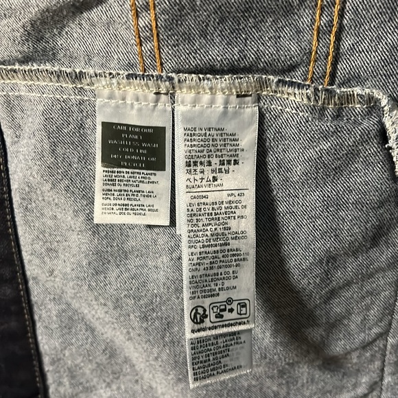 Levi’s Trucker Jacket in Dark Wash - Picture 6 of 11